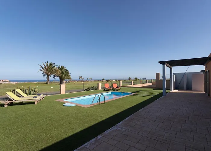 Caleta Beach & Golf 别墅